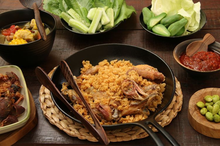 ilustrasi ayam kremes, salah satu menu makanan kereta api.