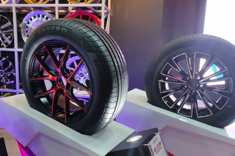 Beli ban mobil di GIIAS 2023(KOMPAS.com/ JANLIKA PUTRI) 