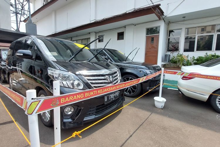 Kejaksaan Negeri Jakarta Barat menyita puluhan mobil mewah sebagai barang bukti dari kasus investasi Bodong KSP Indosurya, Jumat (14/10/2022).(Kompas.com/MITA AMALIA HAPSARI)  