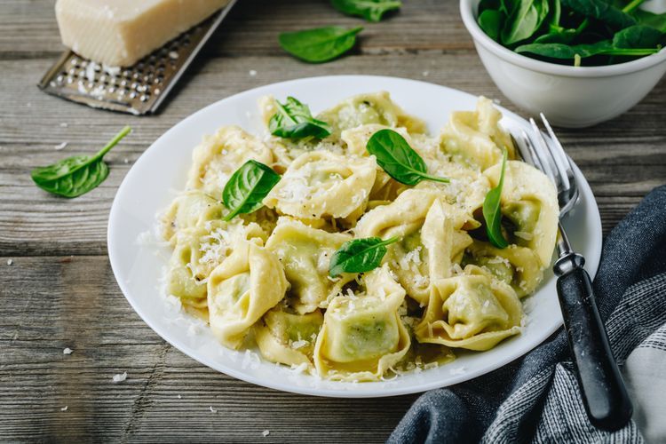 Ilustrasi ravioli isi bayam dan keju, jenis pasta dumpling. 