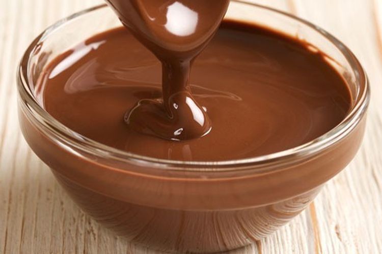 Ilustrasi choco chips yang dilelehkan di dalam mangkuk.