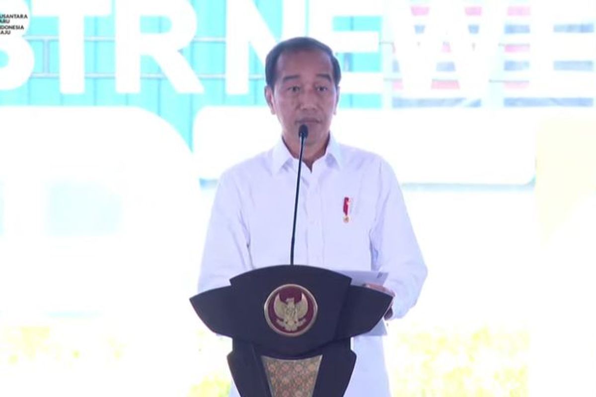 Presiden Joko Widodo saat meresmikan pabrik anoda baterai litium PT Indonesia BTR New Energy di Kendal, Jawa Tengah, dikutip dari siaran YouTube Sekretariat Presiden, Rabu (7/8/2024). (Dok. YouTube Sekretariat Presiden)  