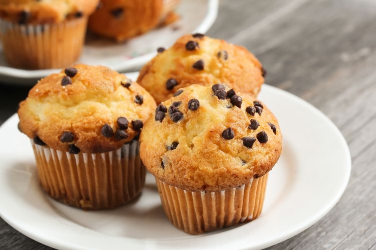 lustrasi kue muffin cokelat mengembang tinggi.