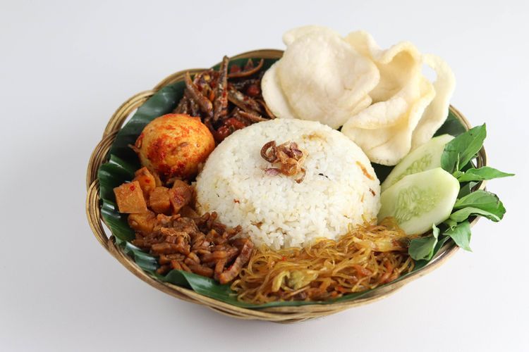 Ilustrasi nasi uduk istimewa lengkap dengan lauk pauk.