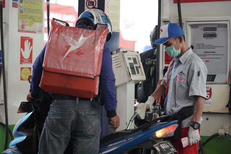 Ilustrasi pengendara sepeda motor sedang mengisi BBM di SPBU Pertamina.(Pertamina)  