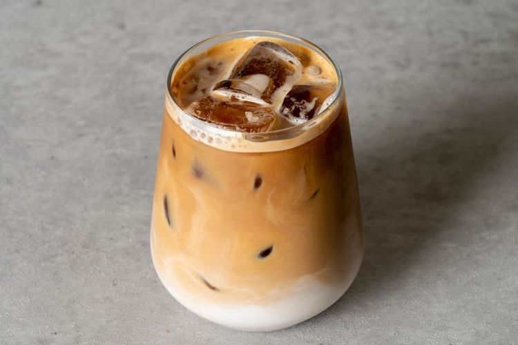 Ilustrasi es kopi latte.