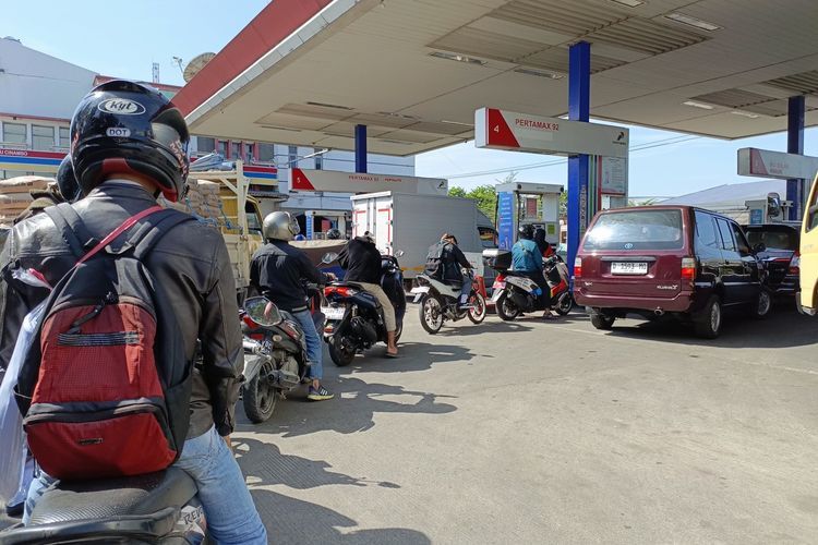 Sejumlah pengendara baik roda dua dan roda empat mengantre BBM Bersubsidi jenisi Pertalite di SPBU Katapang, Kabupaten Bandung, Jawa Barat, Kamis (11/7/2024)(KOMPAS.COM/M. Elgana Mubarokah)  