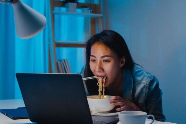 ilustrasi makan sambil nonton film 