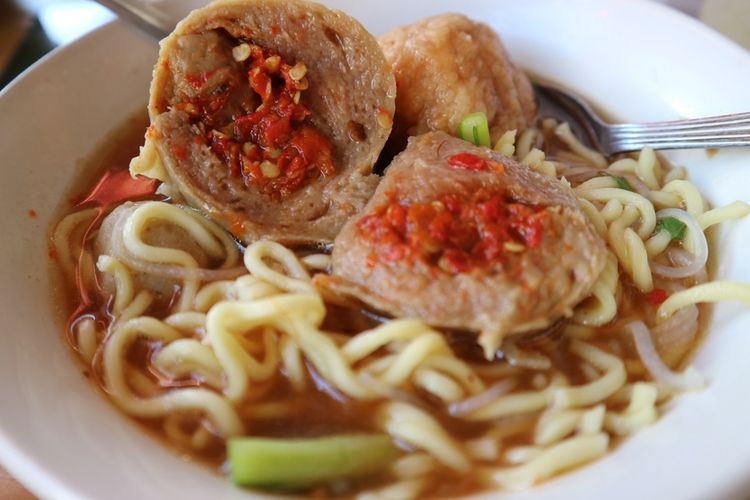 Ilustrasi bakso mercon dengan isian irisan cabai rawit.