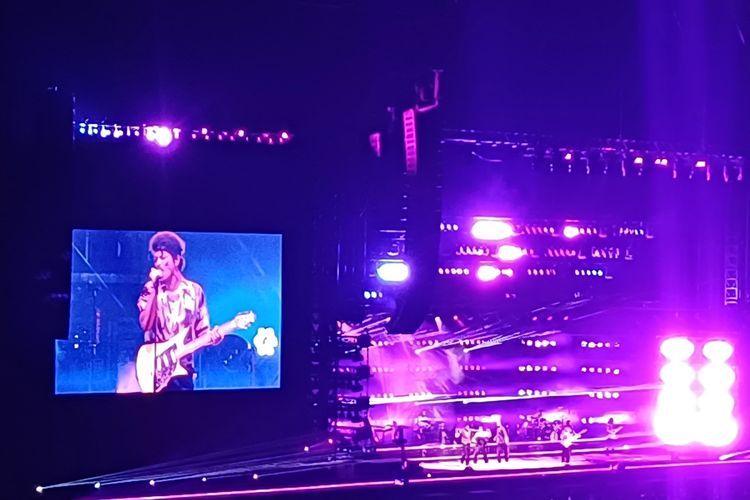 Bruno Mars buka konser lewat lagu 24 K Magic di Jakarta International Stadium (JIS), Jakarta Utara, Rabu (11/9/2024).