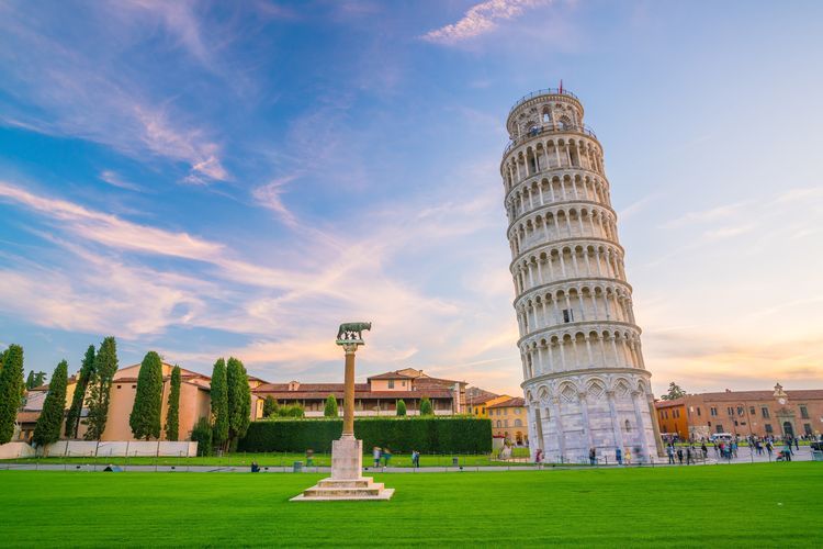 5 Bangunan yang Berdiri Miring Seperti Menara Pisa dan Tak Kalah Unik ...