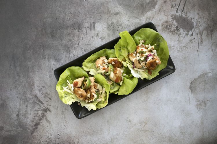 Ilustrasi san choy bow atau Chinese lettuce wrap.  