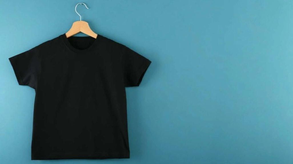 Ilustrasi baju hitam