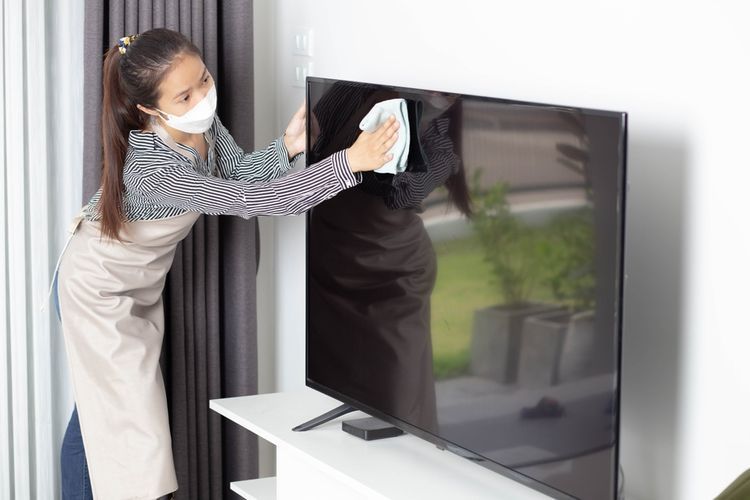 Ilustrasi membersihkan TV layar datar.(Shutterstock/Parkin Srihawong) 