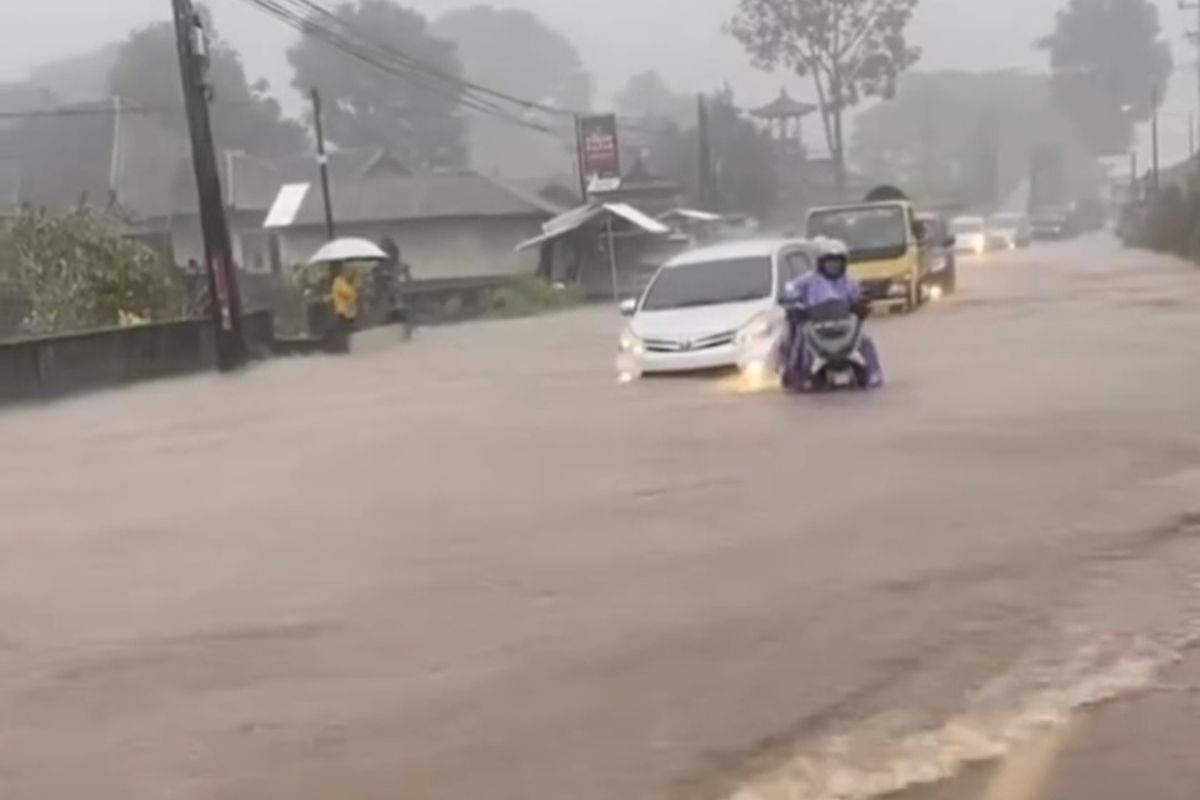 Kondisi jalan raya penghubung Singaraja-Denpasar di wilayah Desa Pancasari, Kecamatan Sukasada, Kabupaten Buleleng, Bali, banjir, pada Senin (9/9/2024) lalu.(Dokumentasi pribadi Chairil Anwar.)  