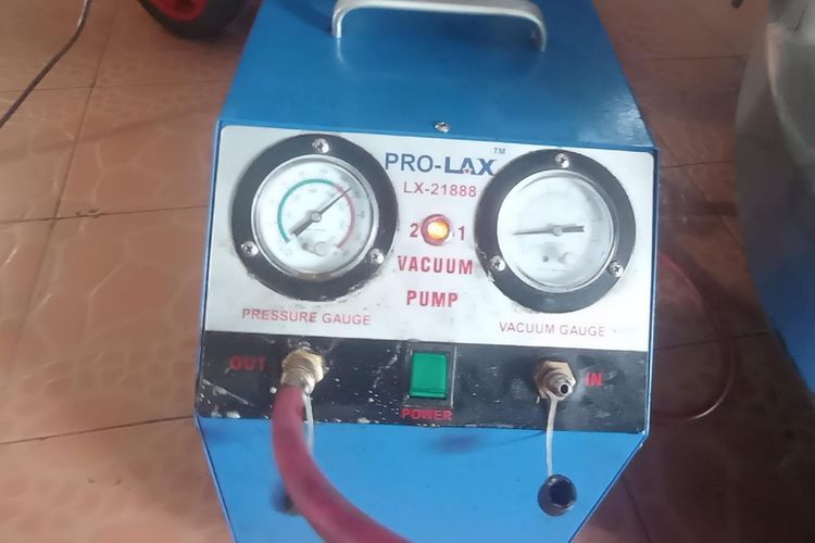 Proses pemeriksaan kebocoran saluran freon pada mobil(Kompas.com/Erwin Setiawan)  