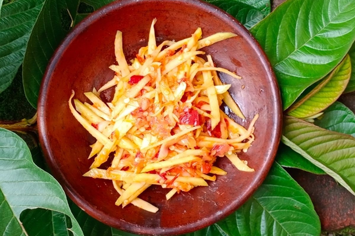 Ilustrasi sambal mangga muda. Tak seperti saat sudah matang, mangga muda cenderung memiliki rasa yang asam hingga membuat wajah mengernyit.