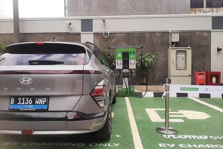 Utomo Chargeplus bersama Kompas Gramedia (KG) Property meresmikan Stasiun Pengisian Kendaraan Listrik Umum (SPKLU) di Gedung Kompas Gramedia, Palmerah Barat, Jakarta, Jumat (13/12/2024).(KOMPAS.com/Ruly Kurniawan)  