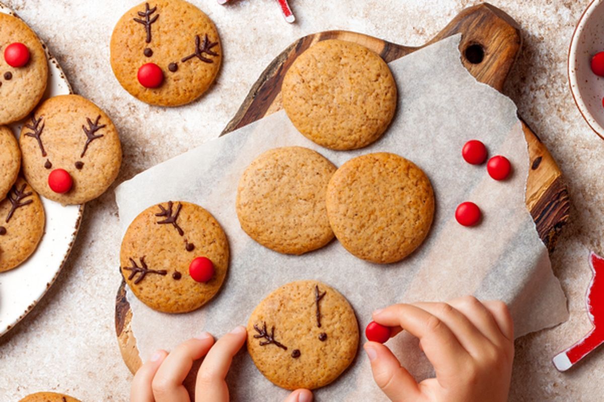 ilustrasi gingerbread cookies atau kue kering jahe yang sering dibuat saat Natal. 