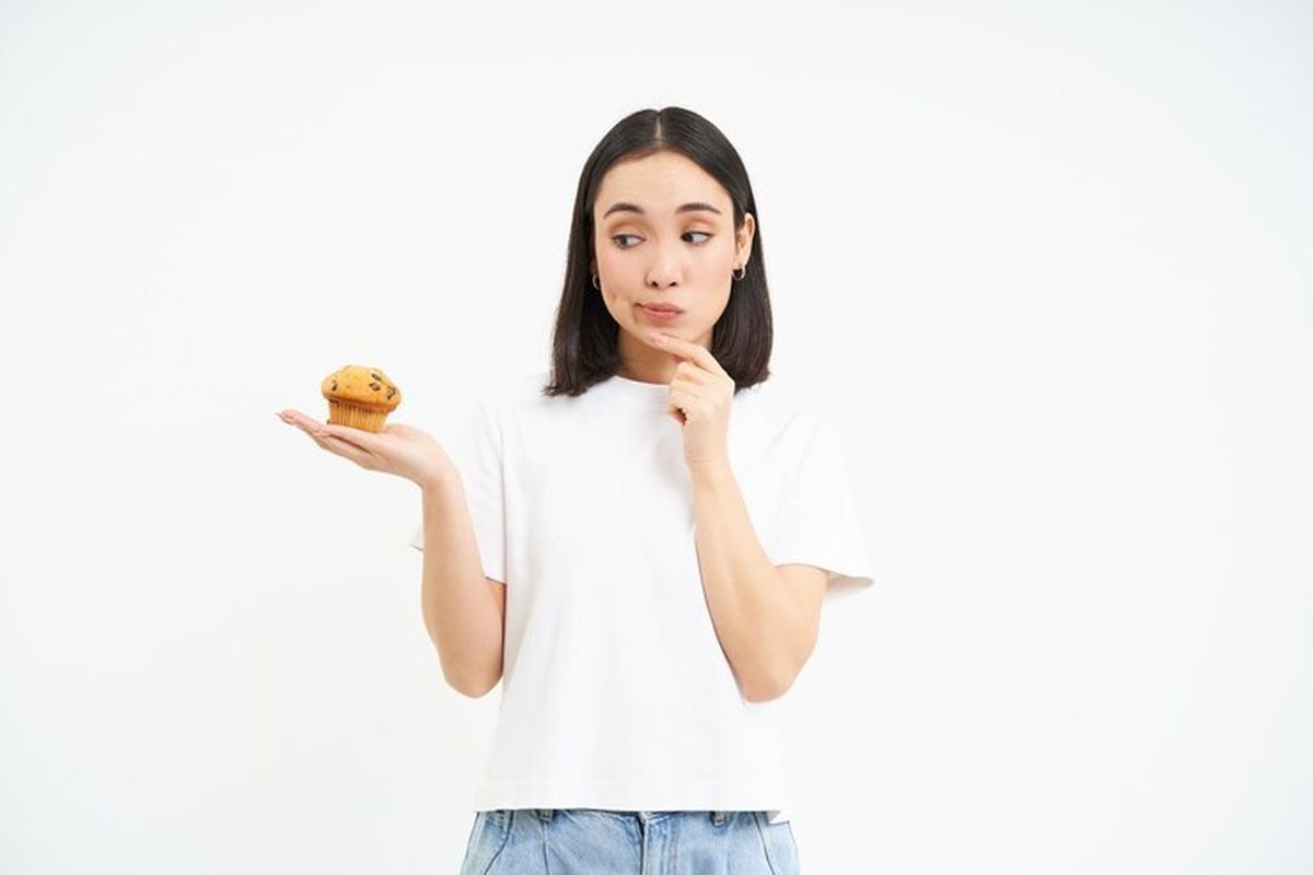 Ilustrasi makan dengan porsi sedang untuk mengontrol gula darah. Cara Mengurangi Konsumsi Gula Tambahan Setiap Hari, Apa Saja?(freepik.com)  