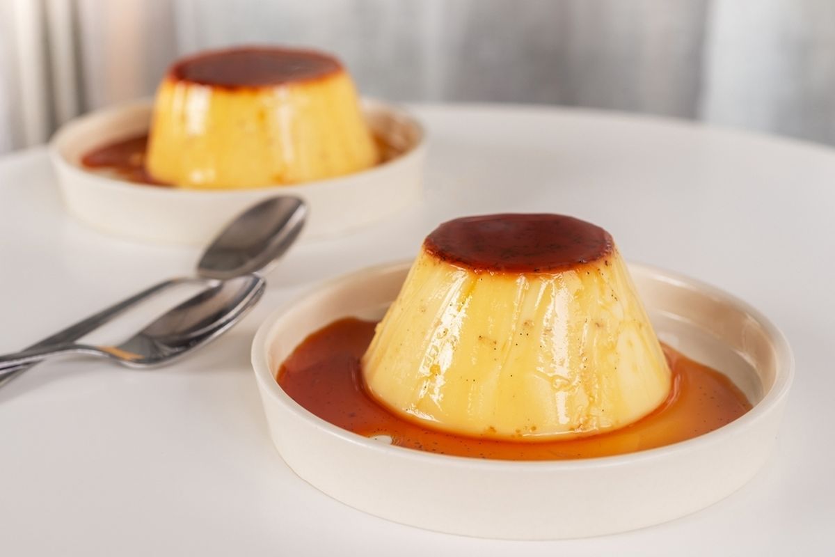 Ilustrasi puding durian saus karamel.