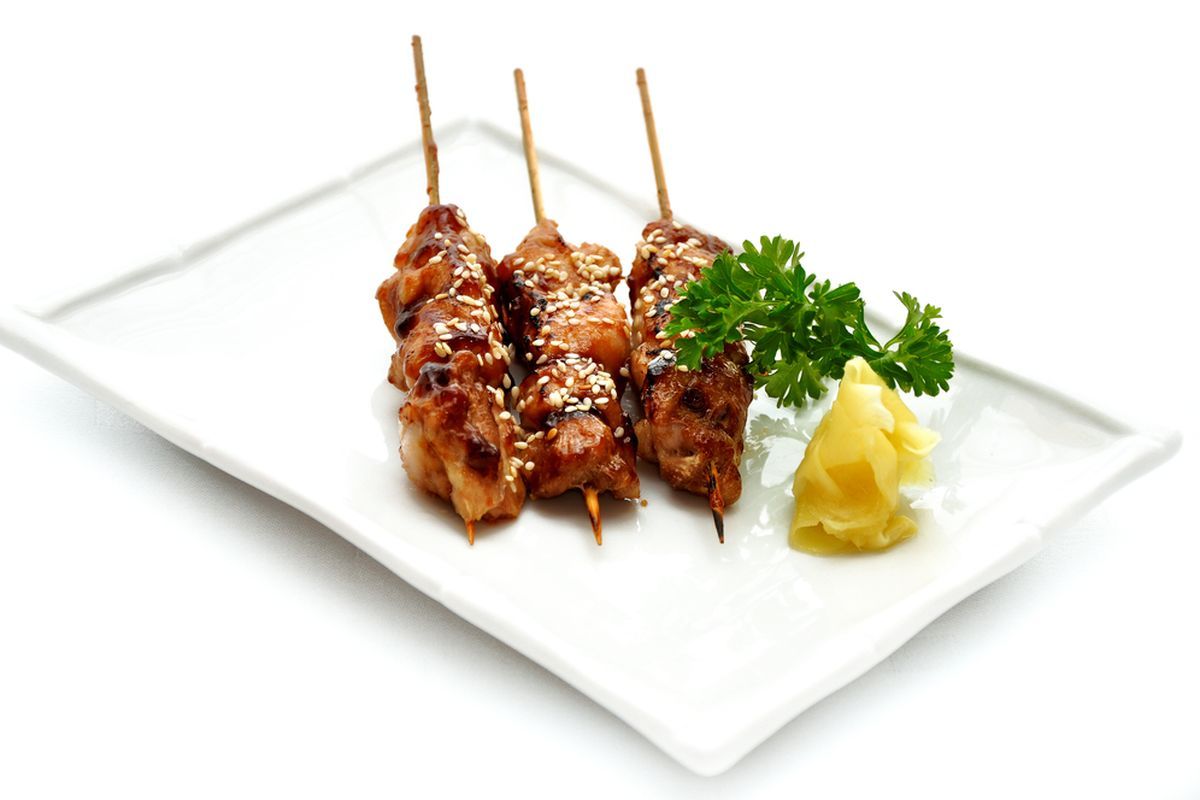 Ilustrasi sate ayam ala Jepang.