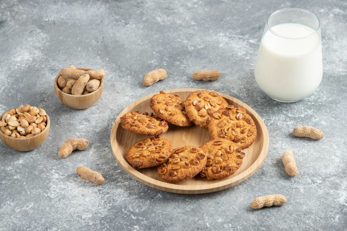 Ilustrasi cookies almond atau kue kering kacang almond.