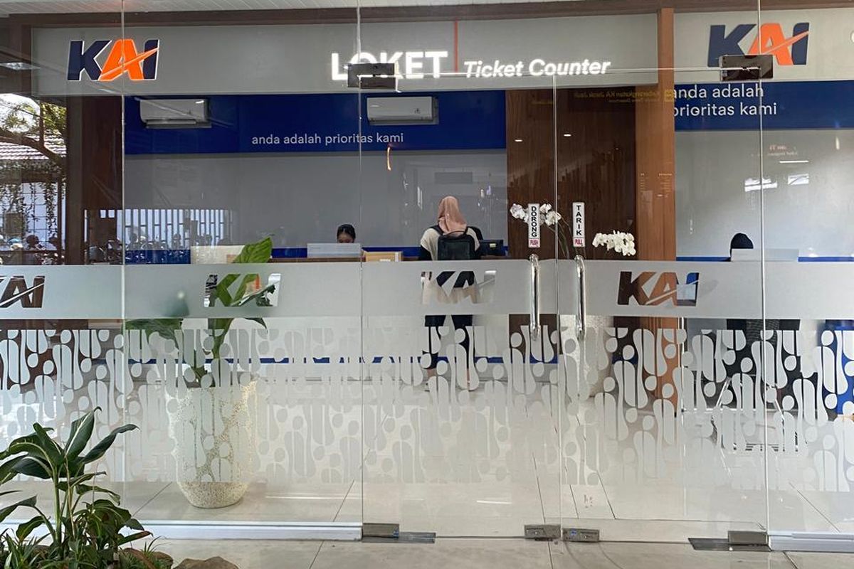 Loket Stasiun Solo Balapan. Loket stasiun. Daftar stasiun yang melayani pembatalan tiket kereta api.(KOMPAS.com/Mela Arnani)  