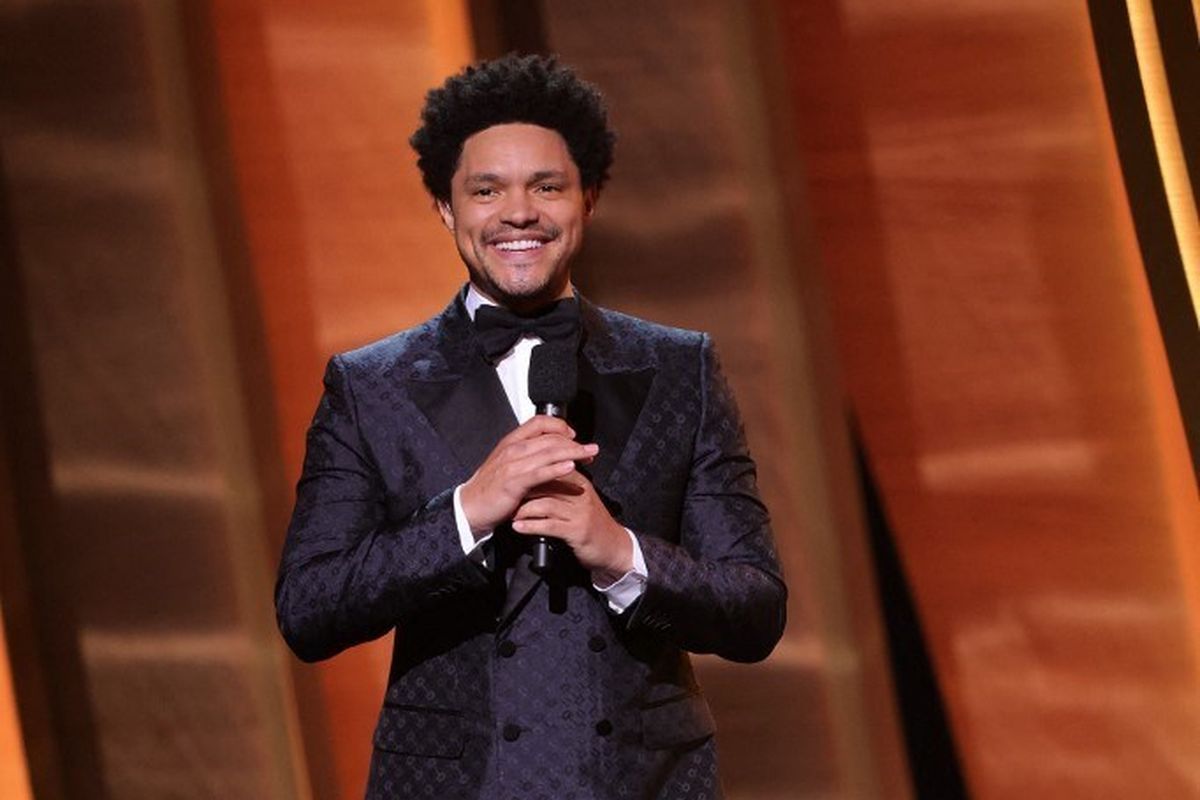 Pembawa acara Trevor Noah memandu GRAMMY Awards ke-64 di MGM Grand Garden Arena, Las Vegas, Minggu (3/4/2022). 