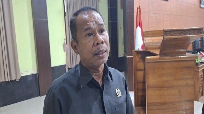 Ketua DPRD Bangka Tengah, Batianus - Ketika selesai rapat dengar pendapat dengan Masyarakat Lingkar Tambang Koba tentang permasalahan sisa dana pascatambang eks PT Koba Tin, Senin (10/2/2025).  