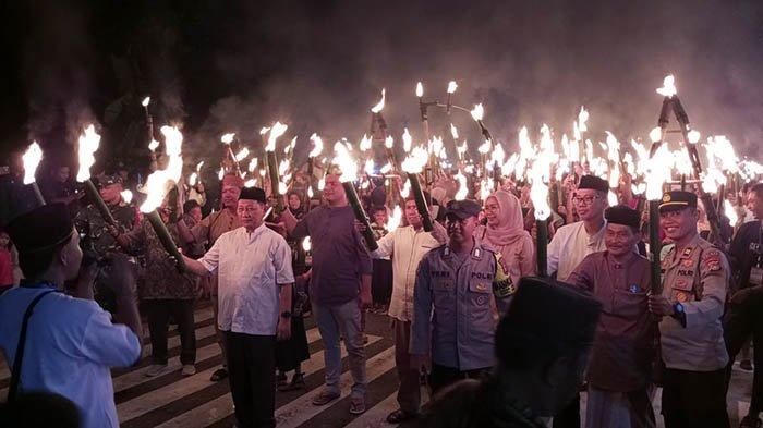 PAWAI OBOR ATAU CULOK--Masyarakat di Kecamatan Mentok, Kabupaten Bangka Barat, Provinsi Kepulauan Bangka Belitung, melakukan pawai 3.000 obor, atau bisa disebut culok, di Kampung Daya Baru, Kecamatan Mentok, Babar, pada Sabtu (22/2/2025).  