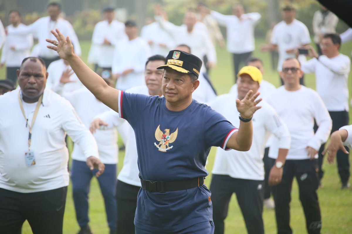 Menteri Dalam Negeri Muhammad Tito Karnavian melakukan senam bersama ratusan kepala daerah dalam agenda retret di Akademi Militer, Magelang, Sabtu (22/2/2025).