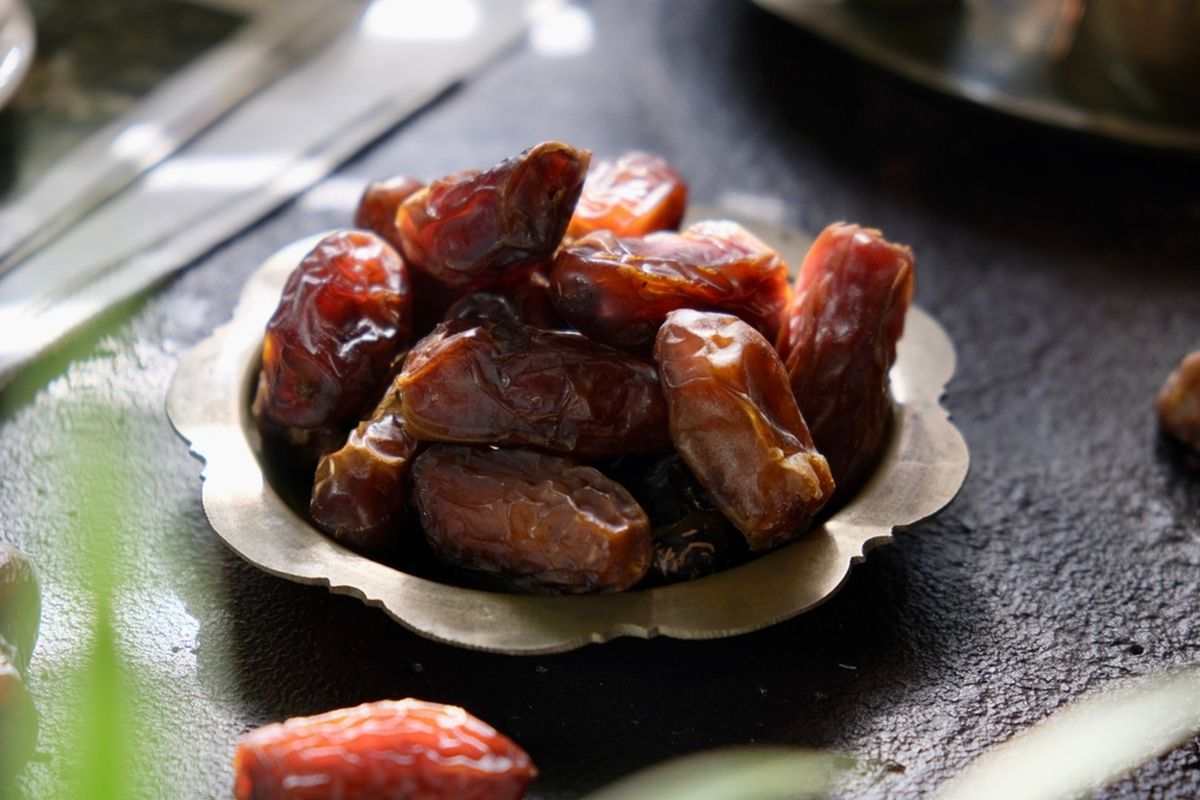 Makan duah buah kurma setiap hari memiliki beberapa manfaat bagi kesehatan.(SHUTTERSTOCK/NUR AIN IZZATI M ZAINUDIN)  