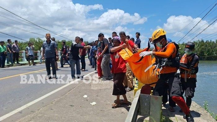 EVAKUASI -- Proses evakuasi yang dilakukan Basarnas bersama warga, terkait penemuan mayat perempuan tanpa identitas di Alur Sungai Air Bebar Selindung, Kota Pangkalpinang, Minggu (2/3/2025).    