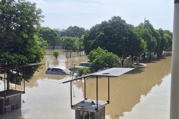 Tujuh mobil di Mega Bekasi Hypermall masih terendam banjir yang mulai surut, Rabu (5/3/2025).(KOMPAS.com/RAMA PARAMAHAMSA)  