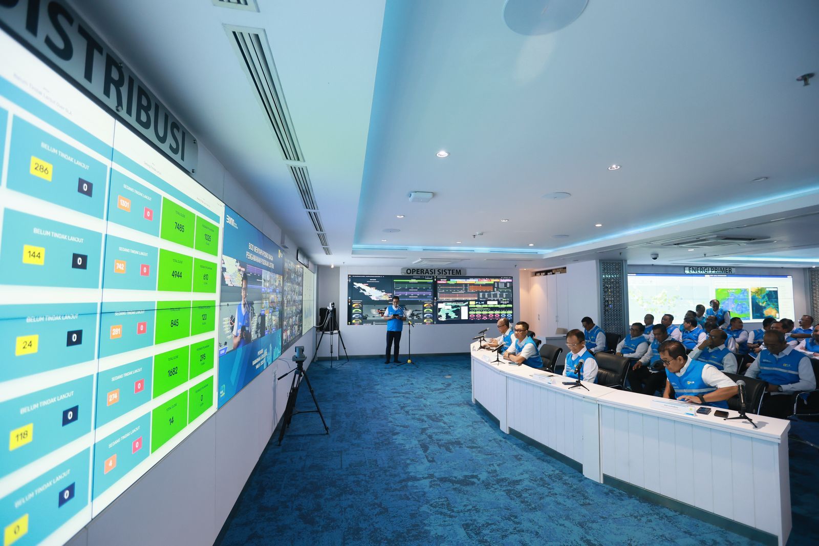 Suasana pemantauan kondisi kelistrikan _realtime_ oleh Direktur Utama PLN, Darmawan Prasodjo dan jajaran Direksi PLN secara digital dalam rangka menyambut Hari Raya Idulfitri 1446 H.