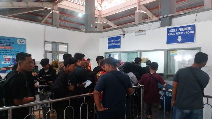 ANTREAN PANJANG--Penumpang pejalan kaki yang menggunakan kapal Ferry di Pelabuhan Tanjungkalian Mentok- Tanjung Api-api mengantre di loket penjualan tiket, pada H-3 Lebaran, Jumat (28/3/2025).  