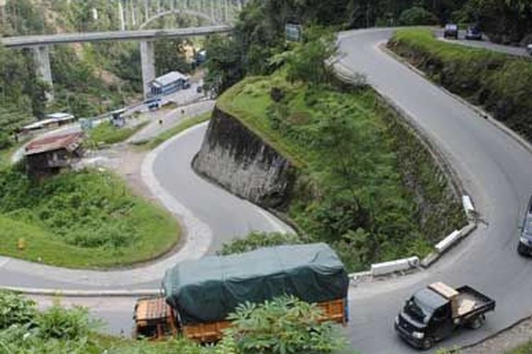 Teknik defensif driving penting diterapkan agar penumpang nyaman dan aman saat berkendara di jalan berkelok.(istimewa)  