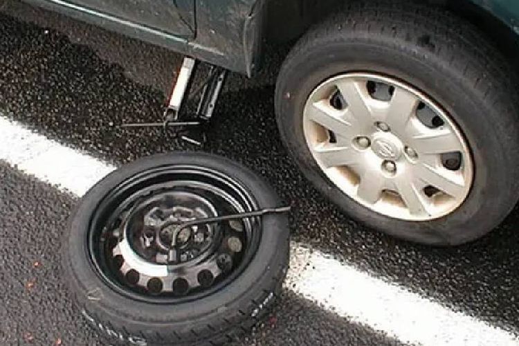 Salah satu peralatan penting yang harus selalu ada di mobil adalah set kunci roda. (Mill Autoquip)  