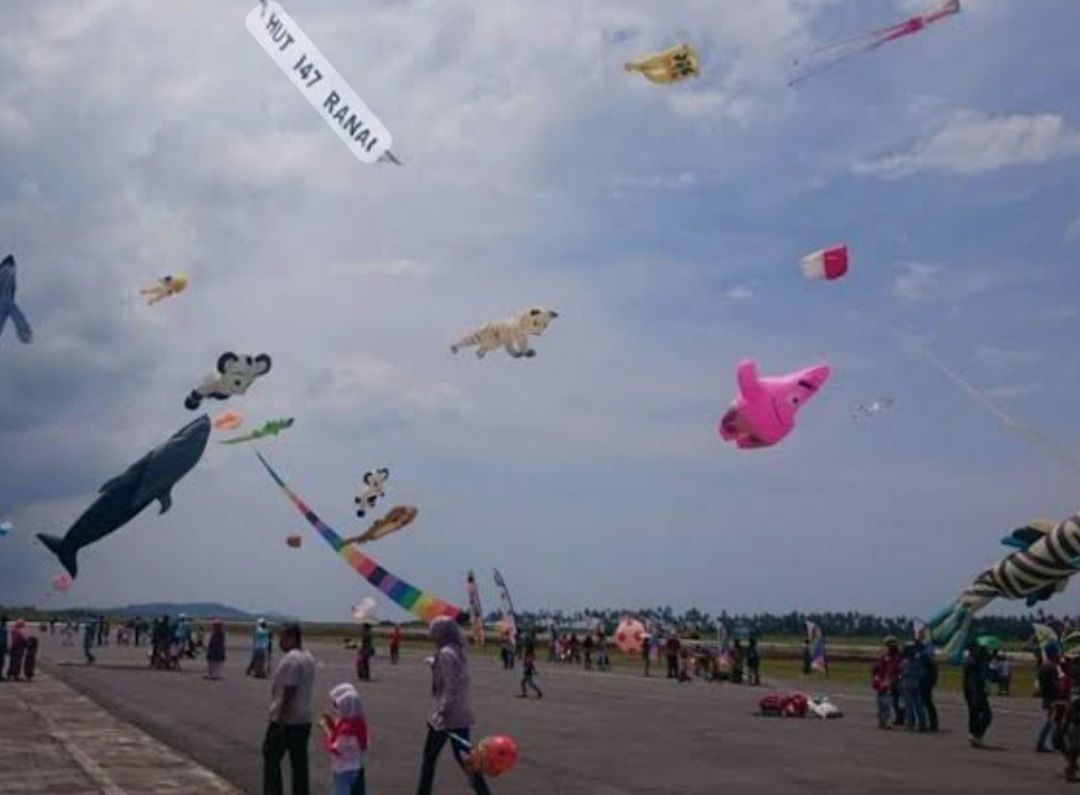 Satpol PP Batu Tegur Puluhan Pemuda Merusak Sawah demi Hobi Layang-layang