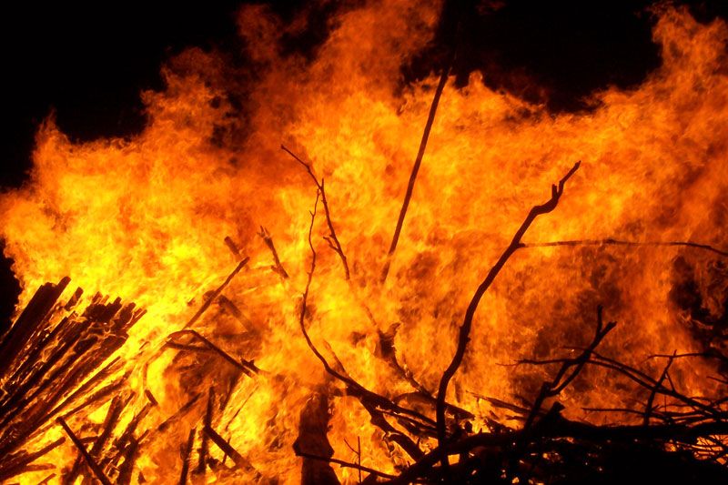 Api Berkobar Desa Padang Mengalami Kebakaran Hutan dan Lahan seluas 6 Meter - bangka ...