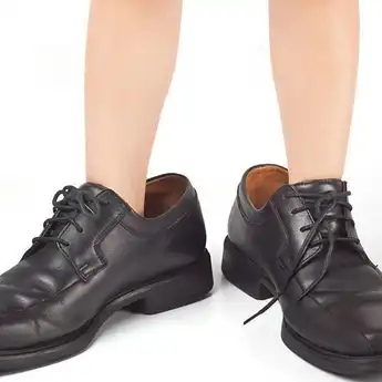5 Cara Mengatasi Sepatu Kebesaran yang Paling Praktis dan Cepat