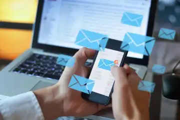 ilustrasi Cara Follow Up Hasil Interview Via Whatsapp dan E-Mail