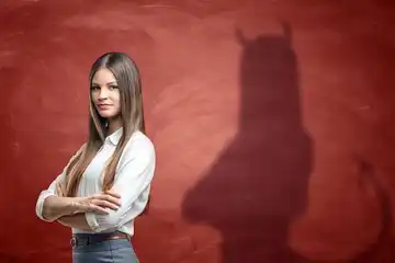 ilustrasi 5 Shio Penjilat dan Bermuka Dua, Amit Amit Ketemu Modelan Begini!