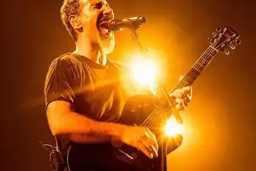 Serj Tankian System Of A Down Merilis Lagu Baru yang Liriknya Ditulis Oleh Perdana Menteri Armenia Sonora.id