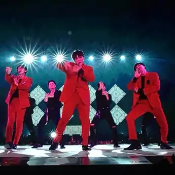 Ribuan Lightstick Meriahkan Lagu 'Bonamana' dalam Konser SUPER JUNIOR Super Show 8