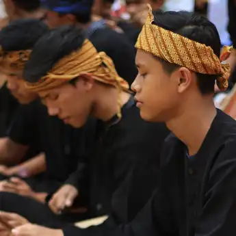 7 Contoh Percakapan Bahasa Sunda Berbagai Tema dan Artinya