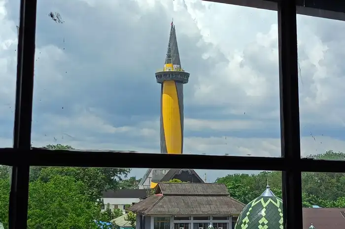 pantauan Tugu Nol Kilometer Kalimantan Selatan dari kejauhan