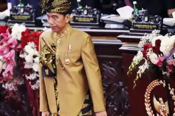 Baju atau pakaian adat Suku Sasak.