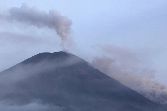 LETUSAN SEMERU - Gunung Semeru mengeluarkan abu vulkanik sehari setelah letusan tampak di Kecamatan Ampelgading, Kabupaten Malang, Minggu (5/12/2021). 